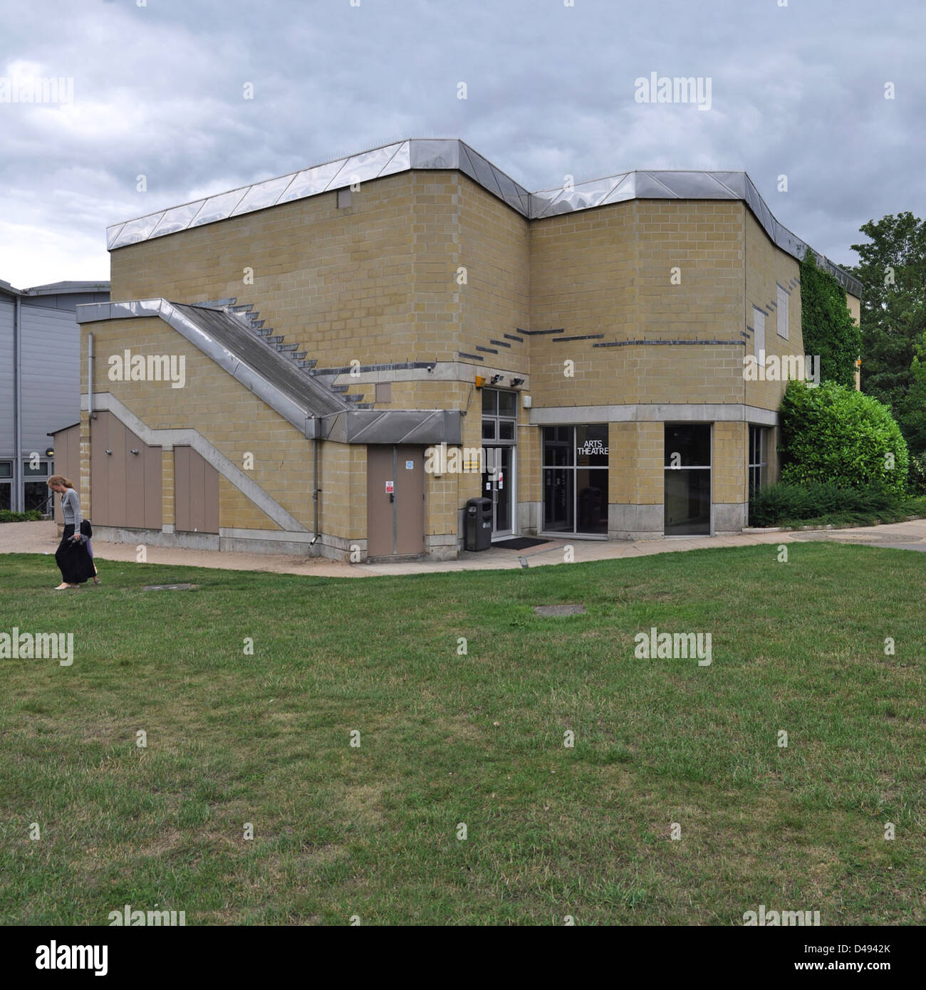 Il design di Peter e Alison Smithson per l'Arts Barn Theatre dell'Università di Bath, costruito tra il 1980 e il 1990, riflette i loro principi modernisti, mescolando spazi funzionali con forme architettoniche creative. Sebbene il progetto fosse incompleto, è significativo per il suo utilizzo di materiali naturali e per l'integrazione di spazi pubblici e privati. Foto Stock