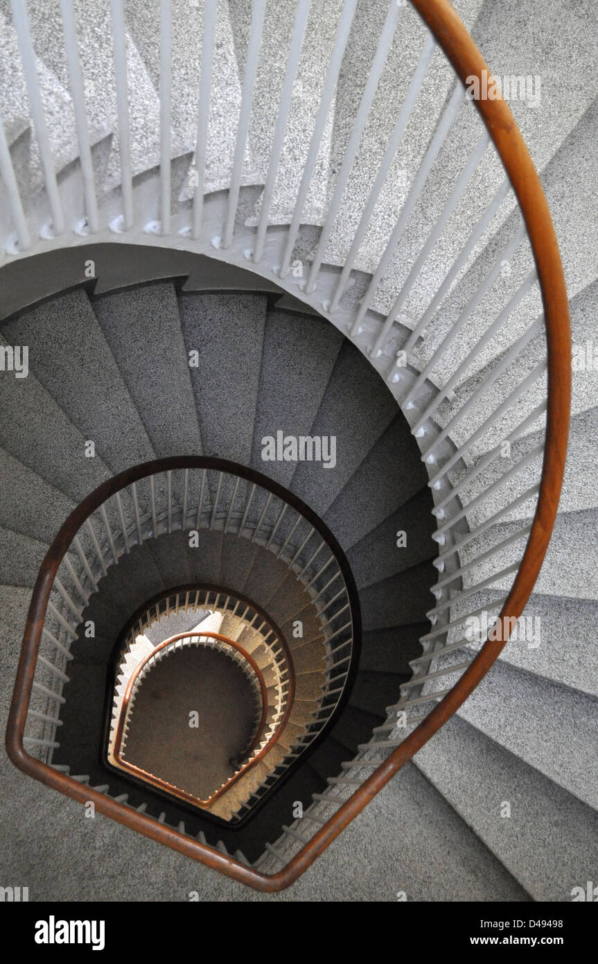 Il progetto abitativo Alløhusene a Gentofte, Danimarca, progettato da Arne Jacobsen tra il 1949 e il 1953, è un ottimo esempio di architettura modernista. Il progetto enfatizza il design funzionale con particolare attenzione alla semplicità e al minimalismo, tipici dell'approccio di Jacobsen all'architettura residenziale. Foto Stock