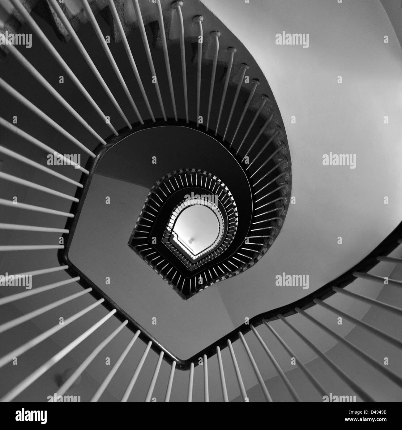 Tutte le case husene, progettate da Arne Jacobsen a Gentofte tra il 1949 e il 1953, sono caratterizzate da elementi modernisti e da un funzionale design delle scale, parte integrante del flusso e dell'estetica dell'edificio. Foto Stock