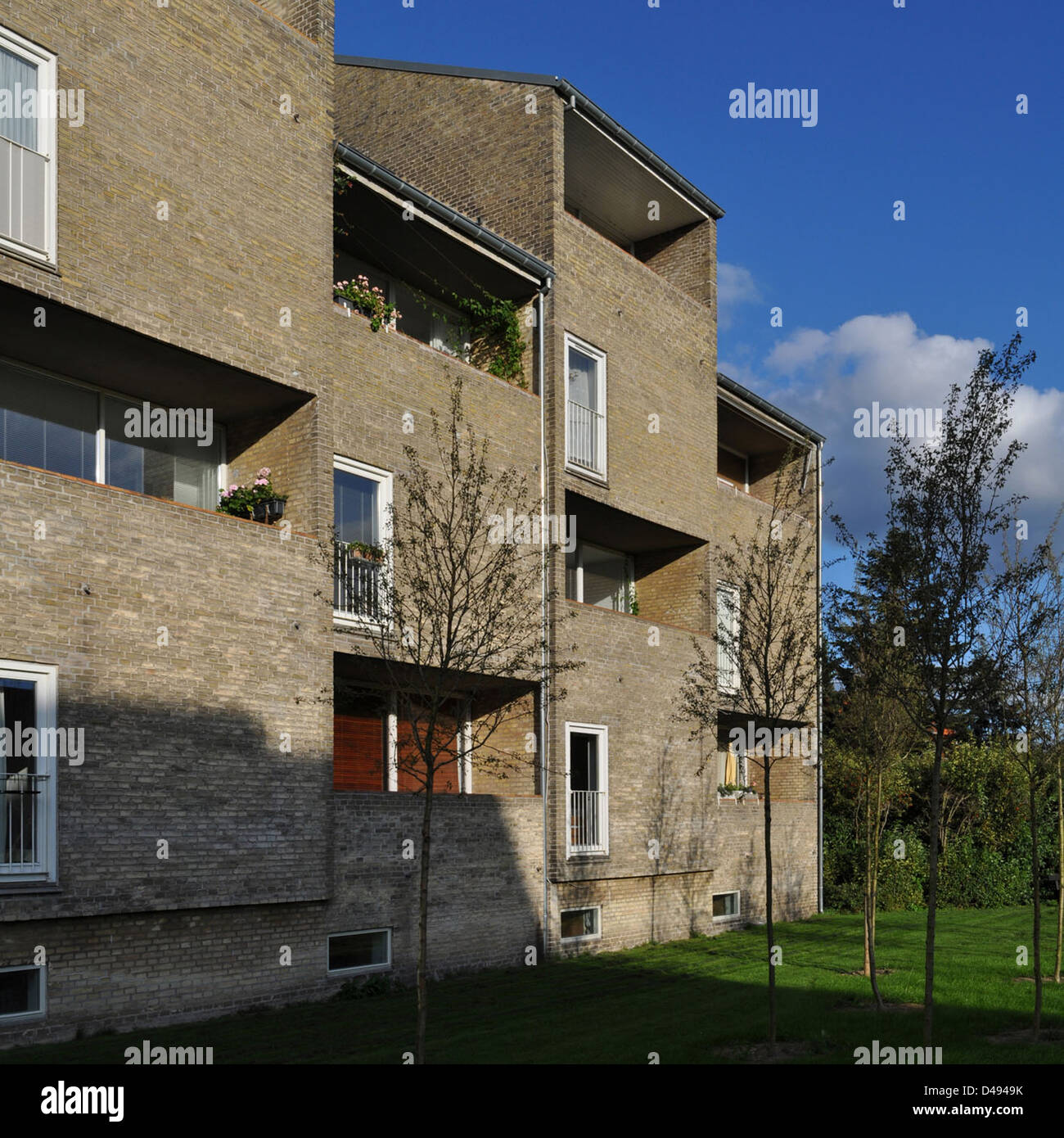 La progettazione di Arne Jacobsen di tutti gli alloggi di husene a Gentofte, Danimarca, tra il 1949-1953 rappresenta i principi architettonici modernisti. Il progetto enfatizza la funzionalità, la semplicità e l'integrazione con il suo ambiente, caratteristica dello stile moderno di Jacobsen della metà del secolo. Foto Stock