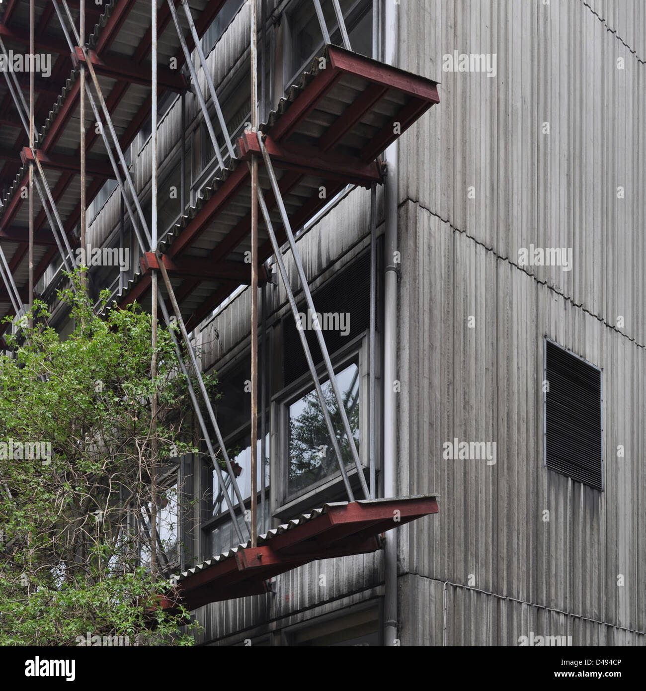 Hans Chr. Hansen progettò Gasværksvejens Skole a Copenaghen tra il 1969 e il 1971. Questo edificio scolastico modernista enfatizza gli spazi funzionali e la luce naturale, incorporando principi di design innovativi per migliorare l'ambiente educativo. Foto Stock