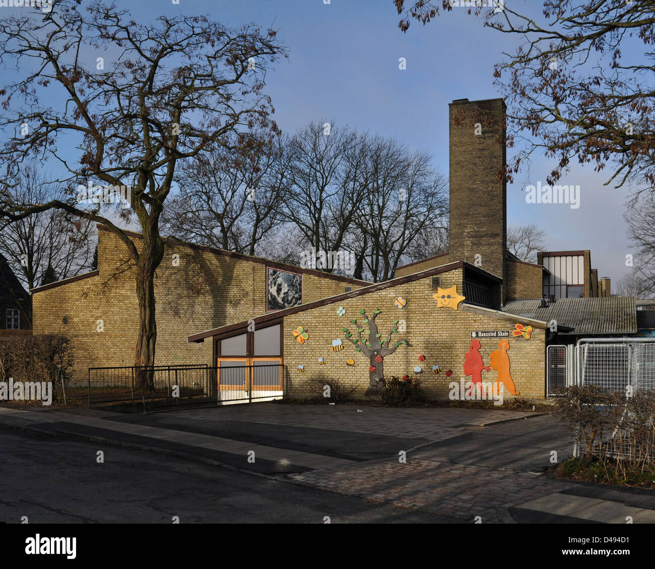 Hanssted School di Copenhagen, progettata da Hans Chr. Hansen tra il 1954 e il 1959, esemplifica l'architettura scolastica moderna della metà del secolo. Il design incorpora principi modernisti, con una particolare attenzione alle aule funzionali, agli spazi aperti e al design minimalista che enfatizza l'efficienza e il comfort. Foto Stock