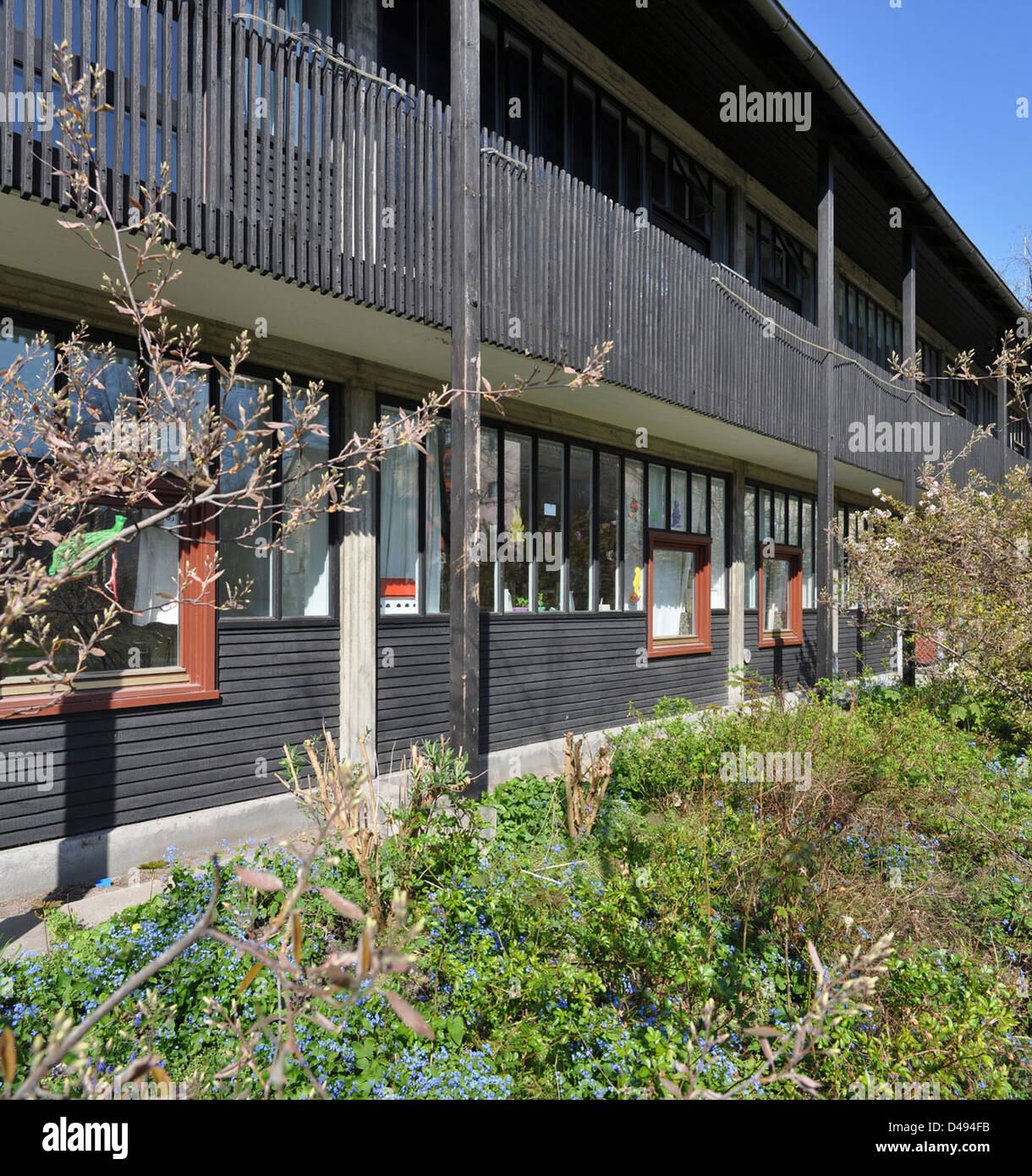 Hans Christian Hansen progettò lo Skydebanehave Kindergarten a Copenaghen tra il 1948 e il 1950. Questo edificio modernista presenta spazi funzionali, linee pulite e un'attenzione particolare alle esigenze dei bambini in un ambiente pratico ed estetico. Foto Stock