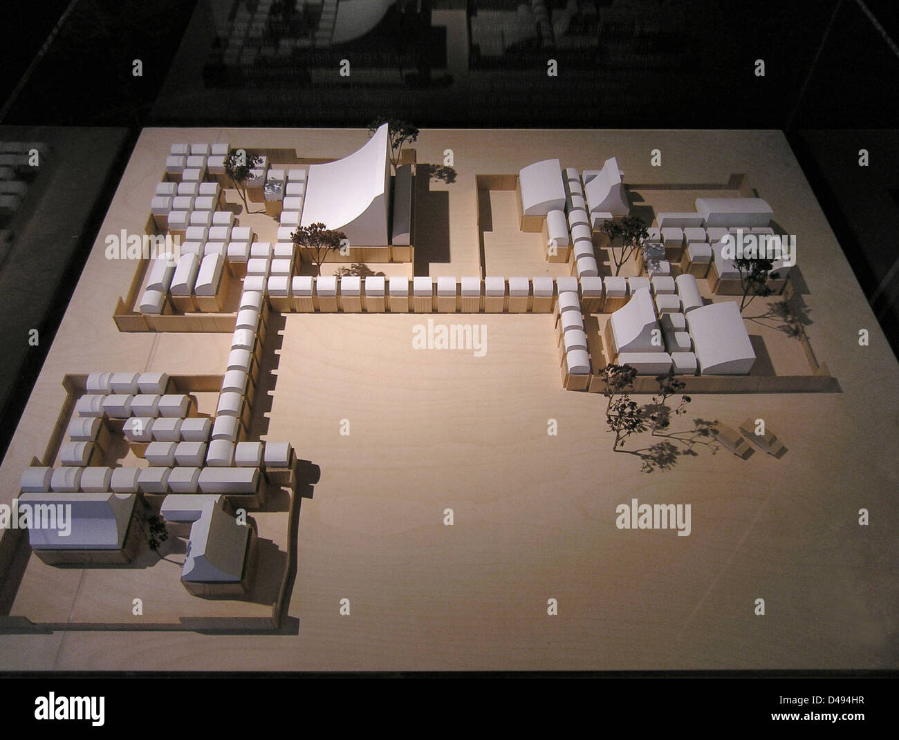 La prima fase del Centro scolastico di Jørn Utzon a Herning, progettata tra il 1968 e il 1970, è catturata in questo modello. Noto per il suo approccio minimalista, il design di Utzon enfatizza la prefabbricazione modulare e l'integrazione di elementi naturali negli ambienti educativi. Foto Stock