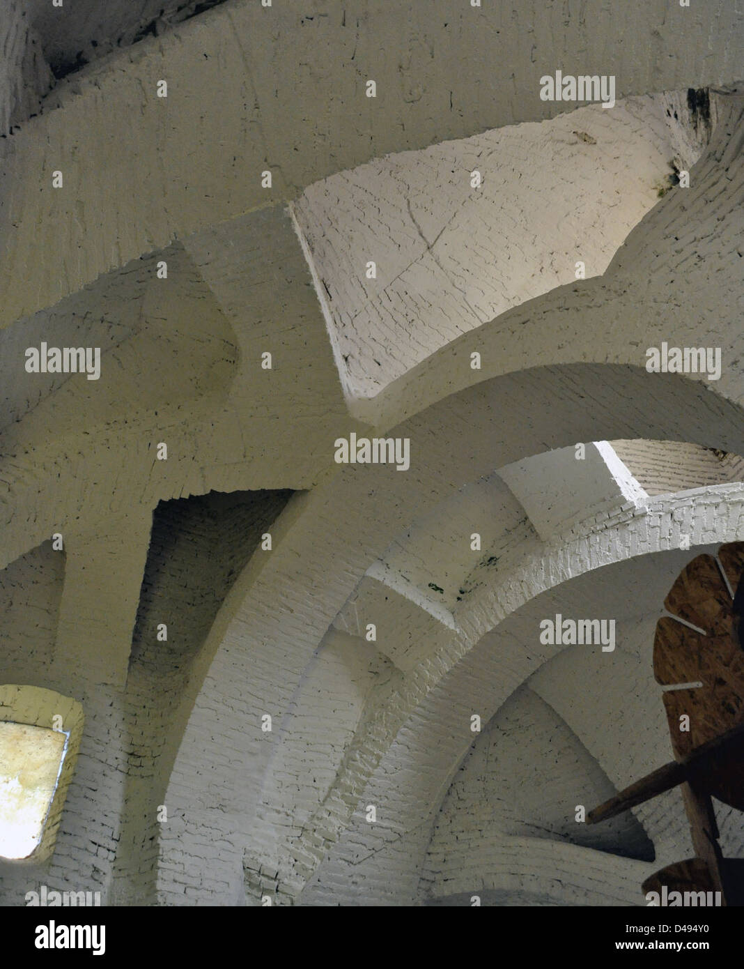 La scultura-Habitacle 2 di André Bloc a Meudon, Parigi, unisce arte e architettura attraverso il suo design innovativo. La struttura funge sia da scultura che da spazio abitativo, incorporando mattoni e cemento in una forma modulare e flessibile. L'edificio riflette l'approccio unico di Bloc alla creazione di spazi artistici funzionali che sfidano i confini architettonici convenzionali. Foto Stock