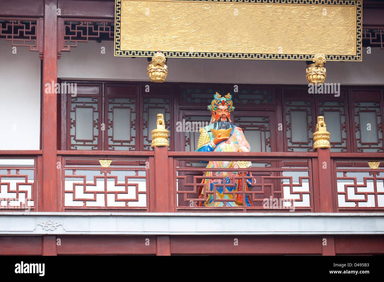Statua della fortuna cinese dio in piedi nella parte anteriore del tempio Foto Stock