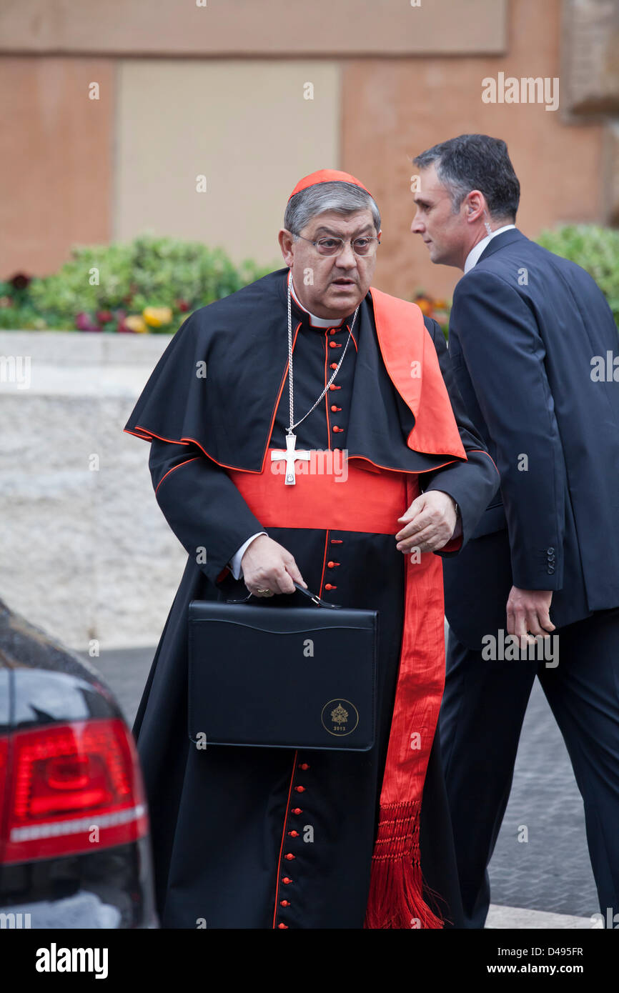 Roma, Italia. 8 marzo 2013. Settima Congregazione del Collegio dei Cardinali. Il Cardinale Luis Antonio Tagle arrivando al Sinodo Hall presso il Vaticano per discutere la data per il Conclave per eleggere come successore di Papa Benedetto XVI. Credito: Stephen Bisgrove / Alamy Live News Foto Stock