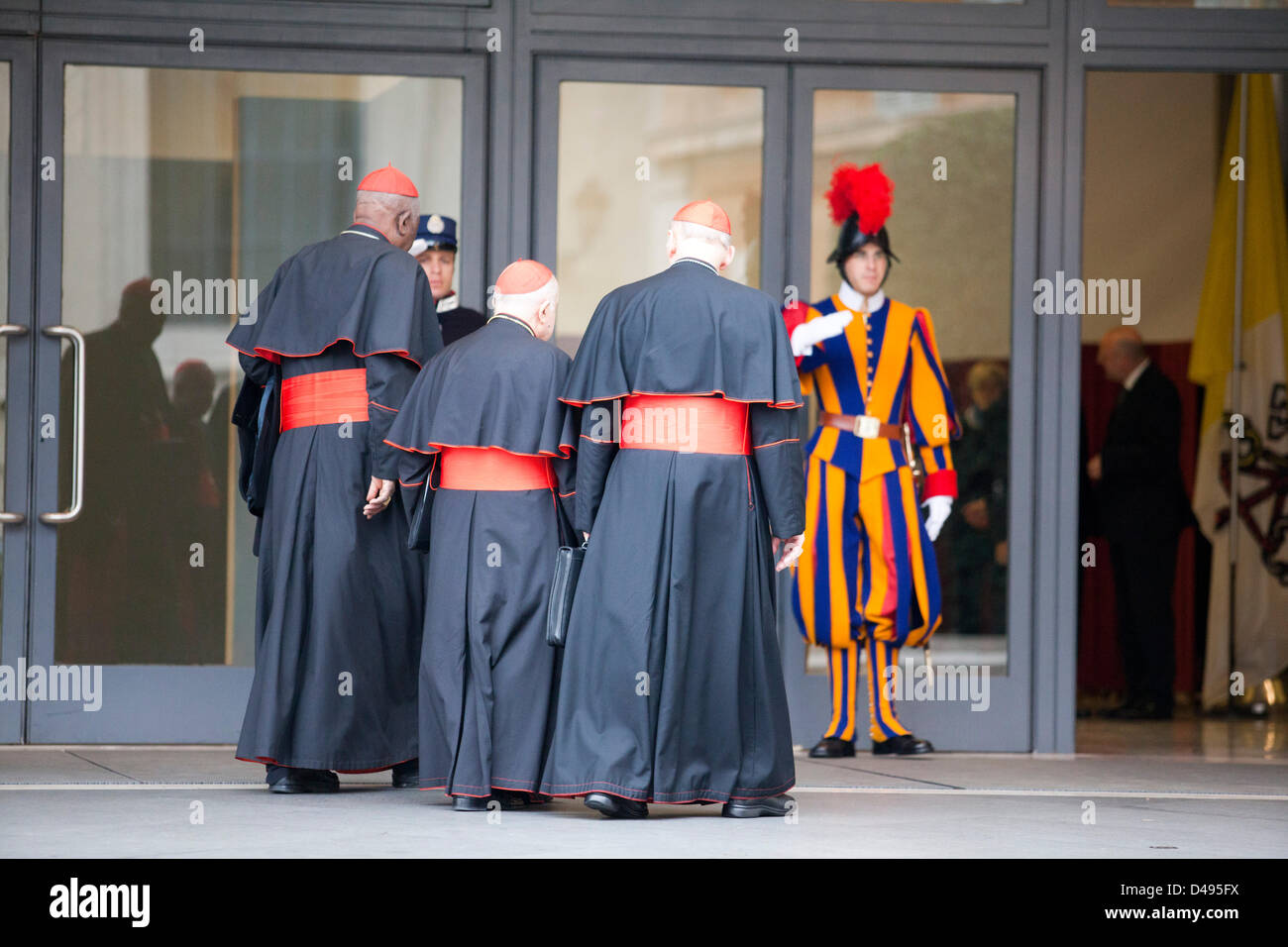 Tre cardinali immettere la Settima Congregazione del Collegio dei Cardinali. Credito: Stephen Bisgrove / Alamy Live News Foto Stock