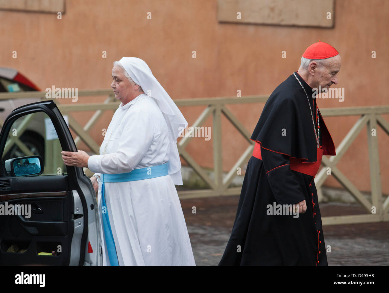 Il Cardinale e monaca al settimo collegio cardinalizio 8 marzo 2013, Roma, Italia Foto Stock