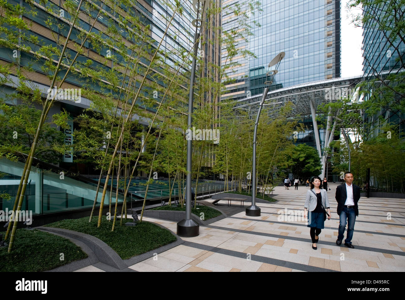 Entrata plaza a nuovo e moderno a Tokyo Midtown shopping, hotel e complesso residenziale a Roppongi, Tokyo, Giappone Foto Stock