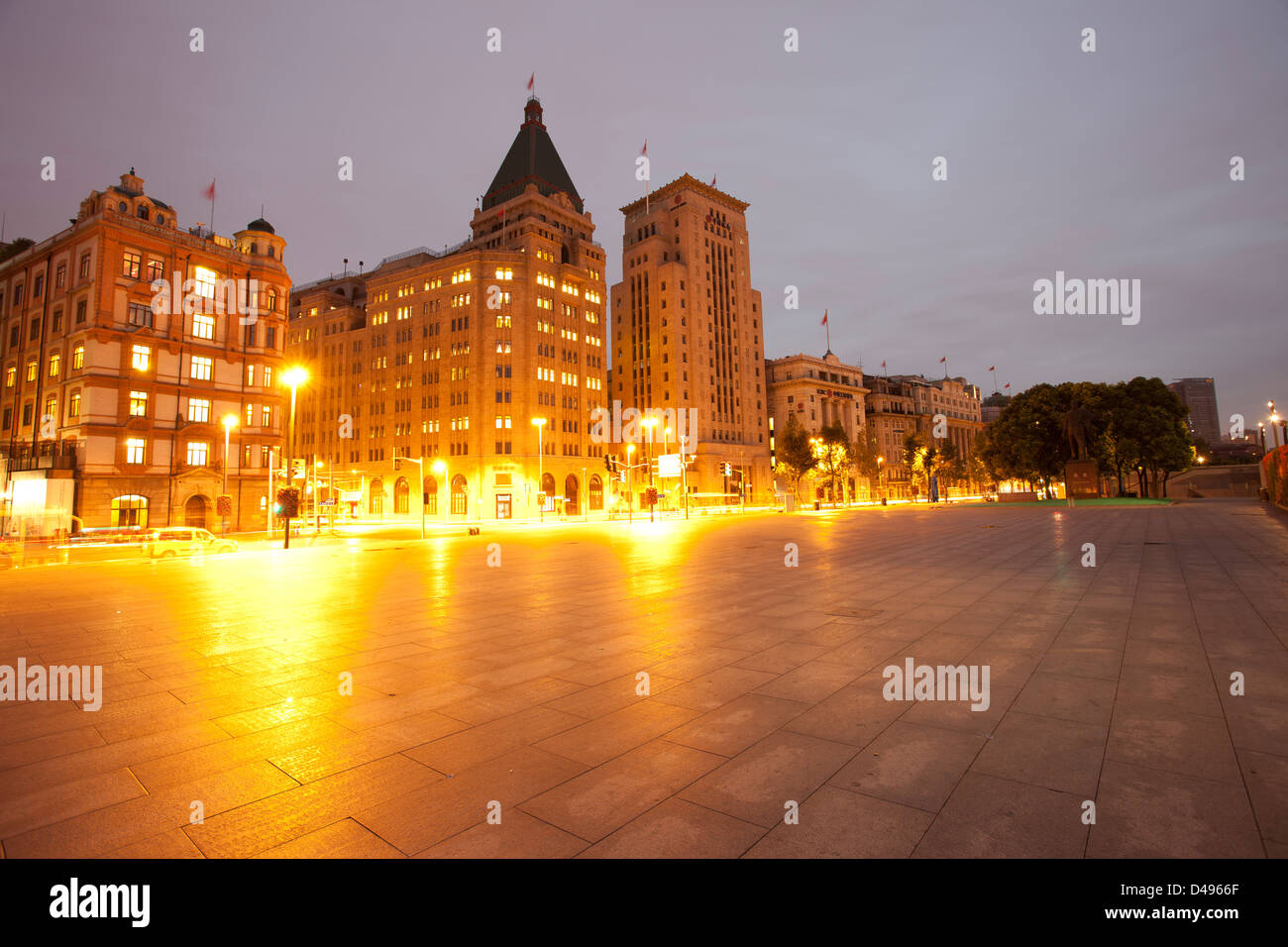 Vista notturna di Shanghai bund con un quadrato bianco Foto Stock