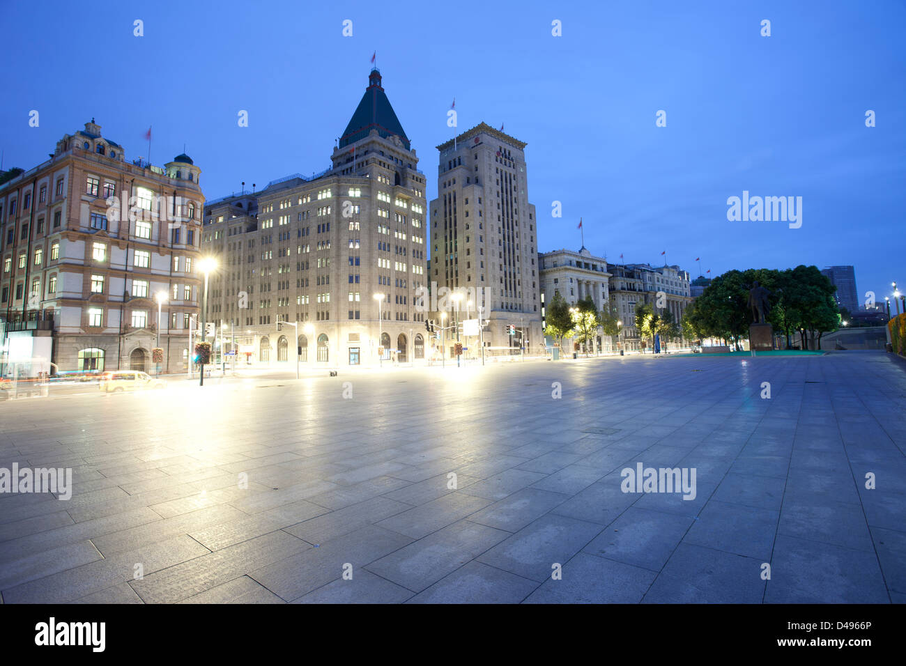 Vista notturna di Shanghai bund con un quadrato bianco Foto Stock