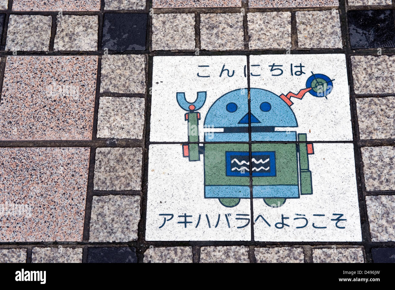 Robot artwork sul marciapiede dice, 'Konnichiwa' (Ciao), 'Akihabara Yokoso' (Benvenuto a Akihabara), a Tokyo Foto Stock