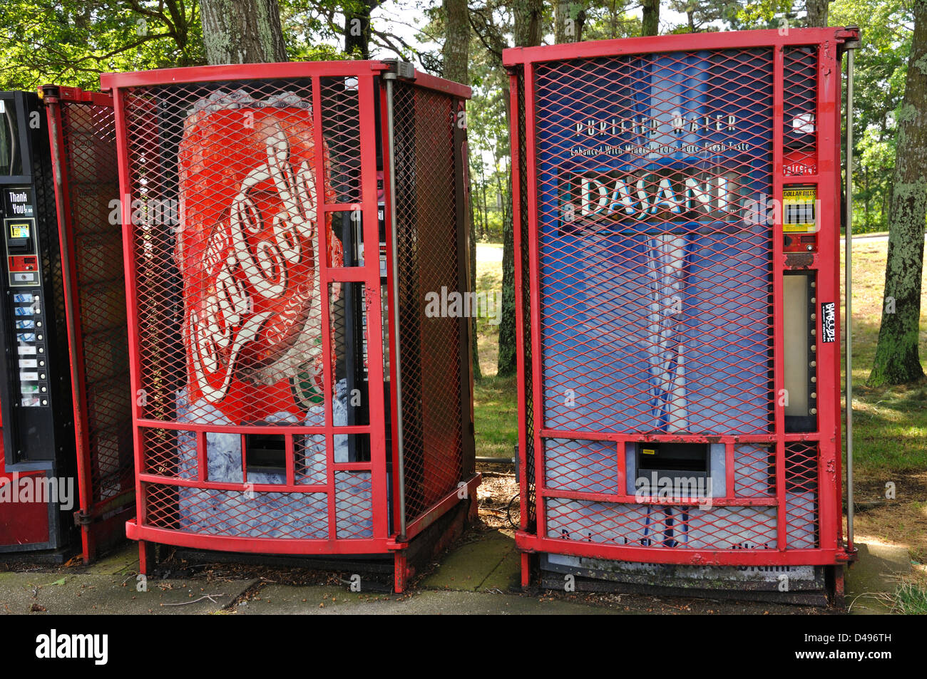 Distributori automatici con la coca cola e acqua Dasani bevande con  anti-furto di gabbie di protezione Foto stock - Alamy