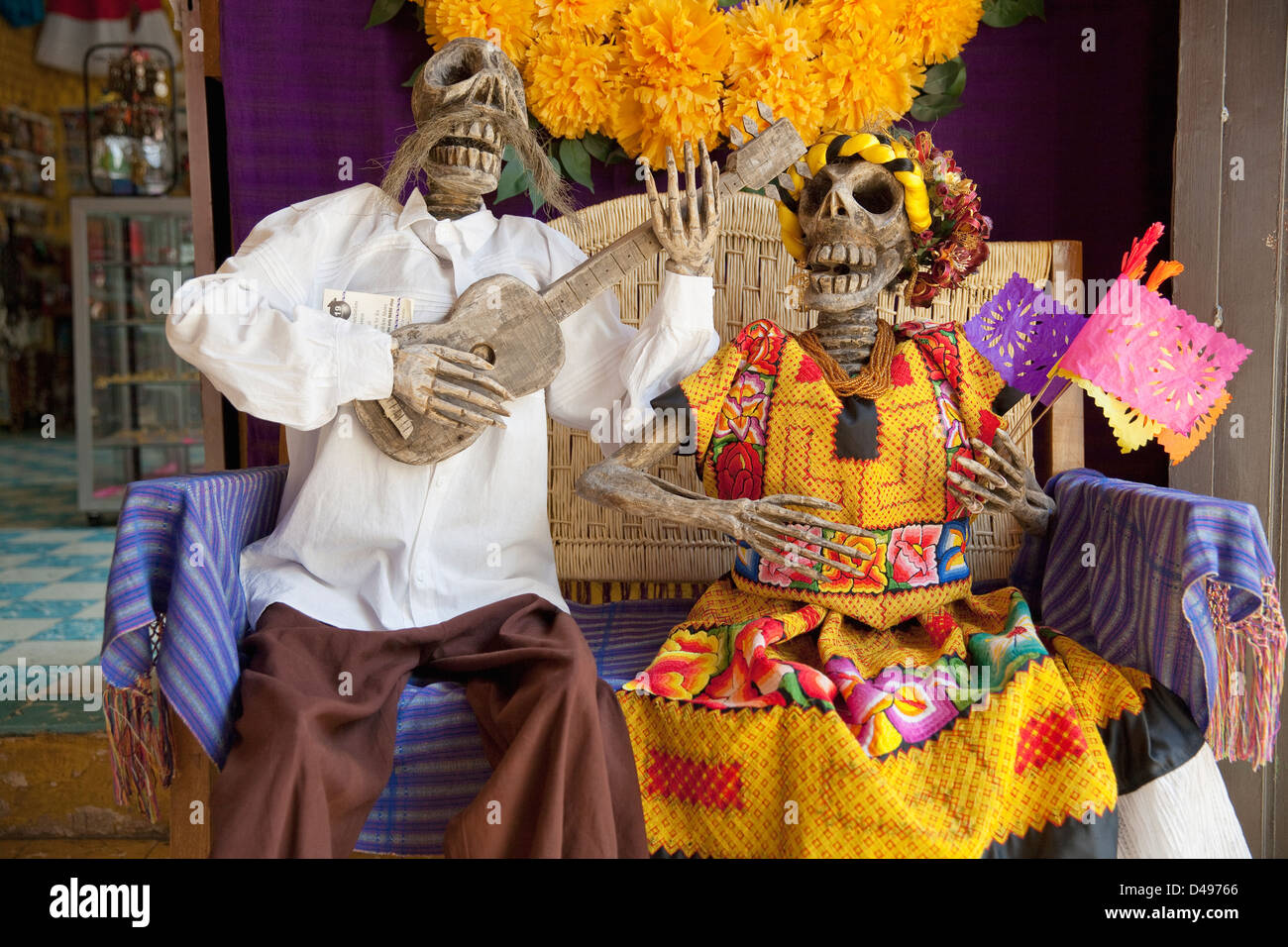 Maschio e femmina di legno intagliato scheletri all'entrata Mujeres Artesanas shop al 5 de Mayo, Oaxaca, Messico. Foto Stock