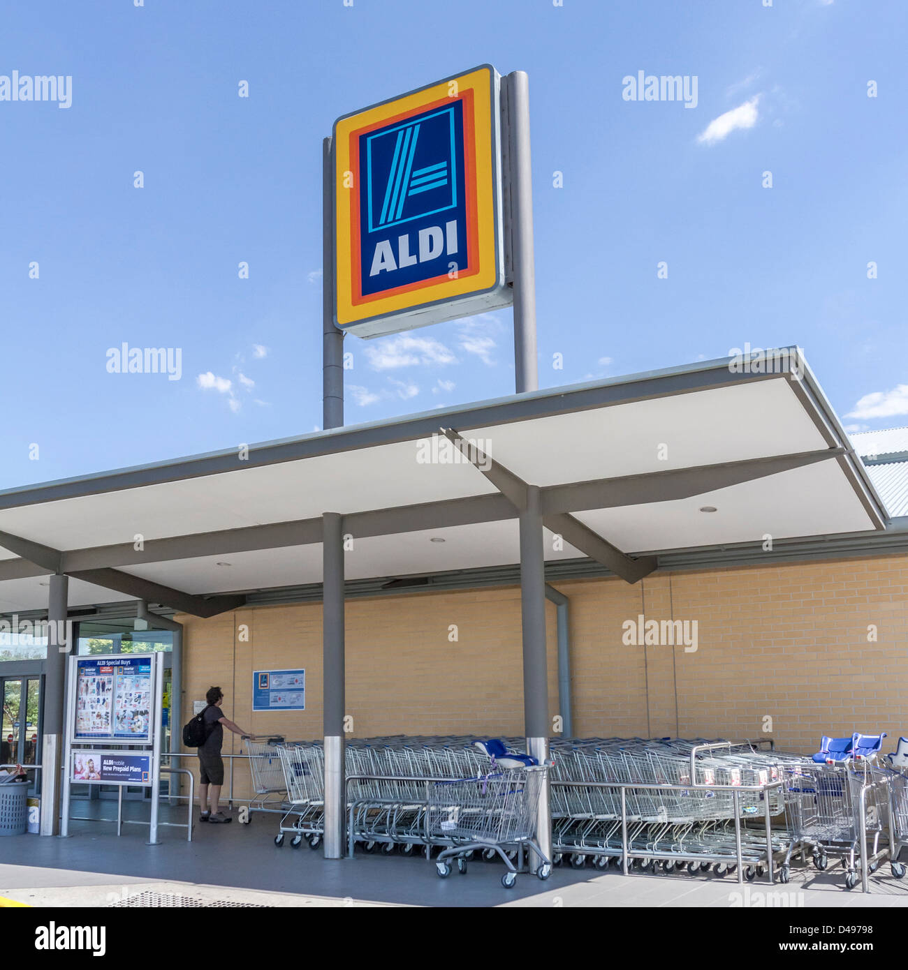 Gli acquirenti che arrivano al Aldi cut prezzo supermercato a Sunbury, Victoria, Australia Foto Stock