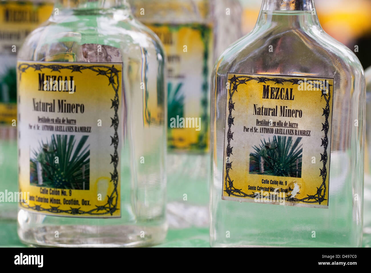 Bottiglie di realizzato localmente mezcal per la vendita al mercato Ocotlan, Oaxaca, Messico. Foto Stock
