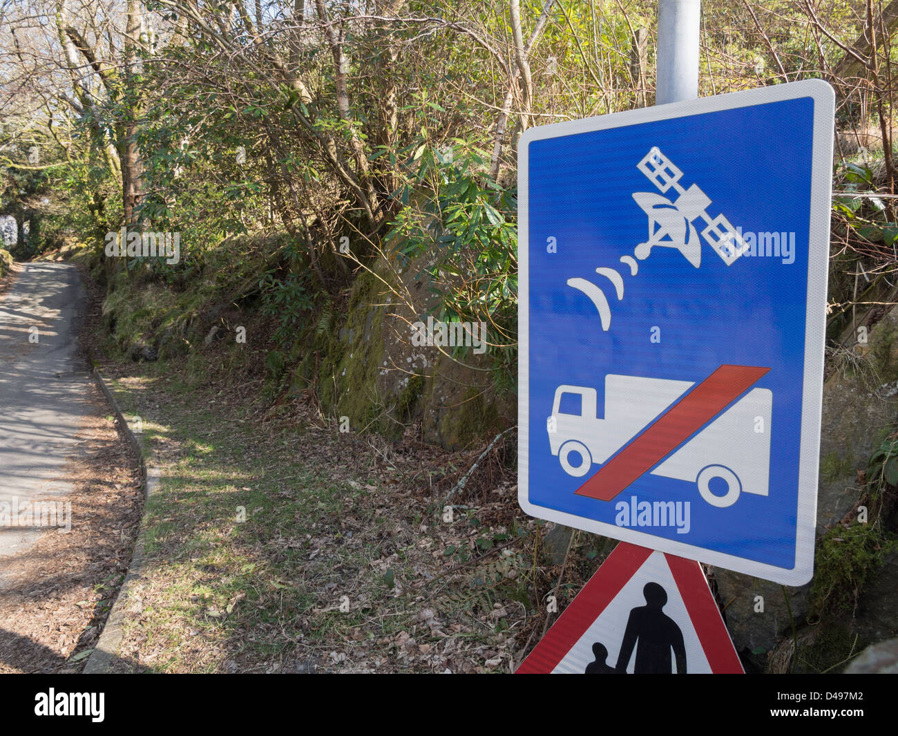 Regno Unito cartello stradale avvertenza camionisti di non utilizzare la navigazione via satellite o sat nav sul paese stretto lane inadatto per veicoli pesanti di accesso. Galles Foto Stock