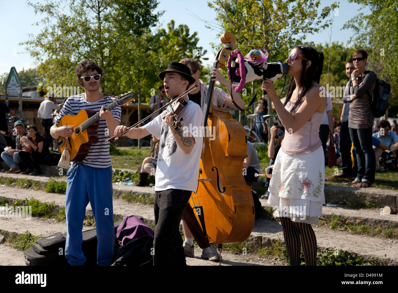 Berlino, Germania, i musicisti suonano nella parete Park in Prenzlauer Berg Foto Stock