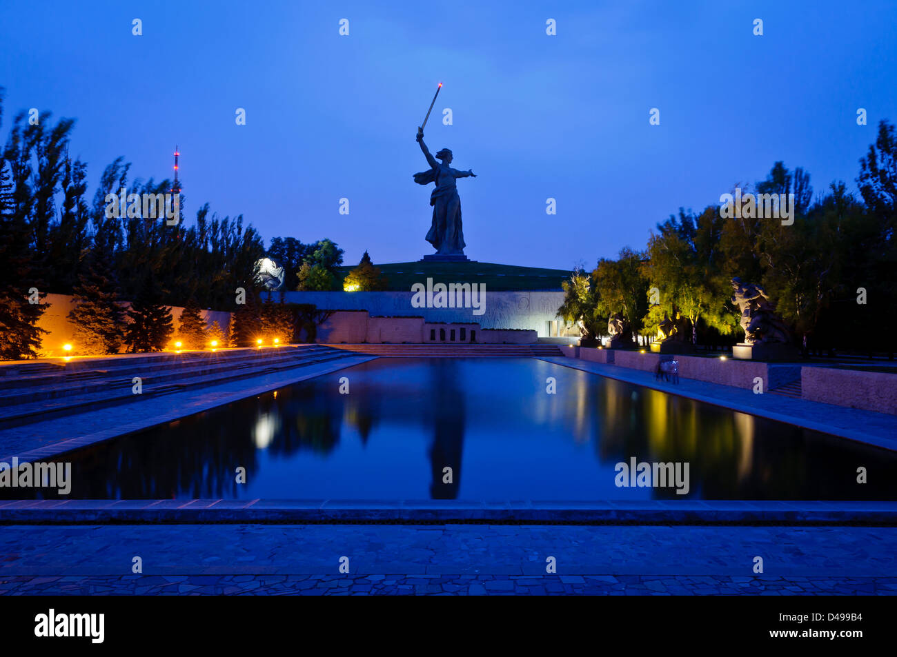Il Mamayev (Patria chiamate) monumento a Volgograd, Russia, di notte Foto Stock