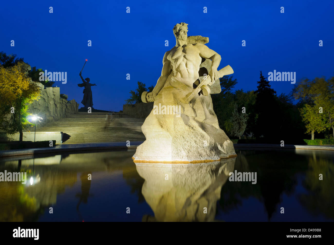 Il Mamayev (Patria chiamate) monumento a Volgograd, Russia, di notte Foto Stock
