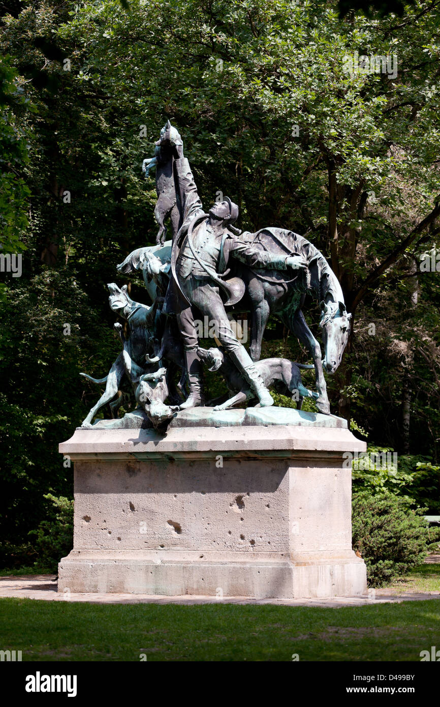 Berlino, Germania, una scultura in bronzo del fagiano vicolo in Tiergarten Foto Stock