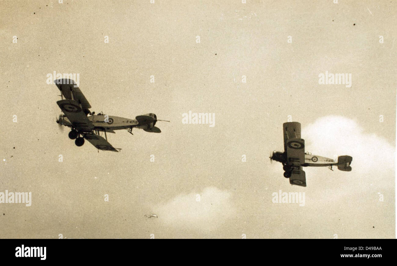 Questa immagine raffigura l'F2B britannico, un biplano utilizzato dalla RAF durante le prime fasi della seconda guerra mondiale. La foto è stata scattata in Medio Oriente, mostrando il suo ruolo nelle operazioni della RAF nella regione. Foto Stock Questa immagine raffigura l'F2B britannico, un biplano utilizzato dalla RAF durante le prime fasi della seconda guerra mondiale. La foto è stata scattata in Medio Oriente, mostrando il suo ruolo nelle operazioni della RAF nella regione. Foto Stock