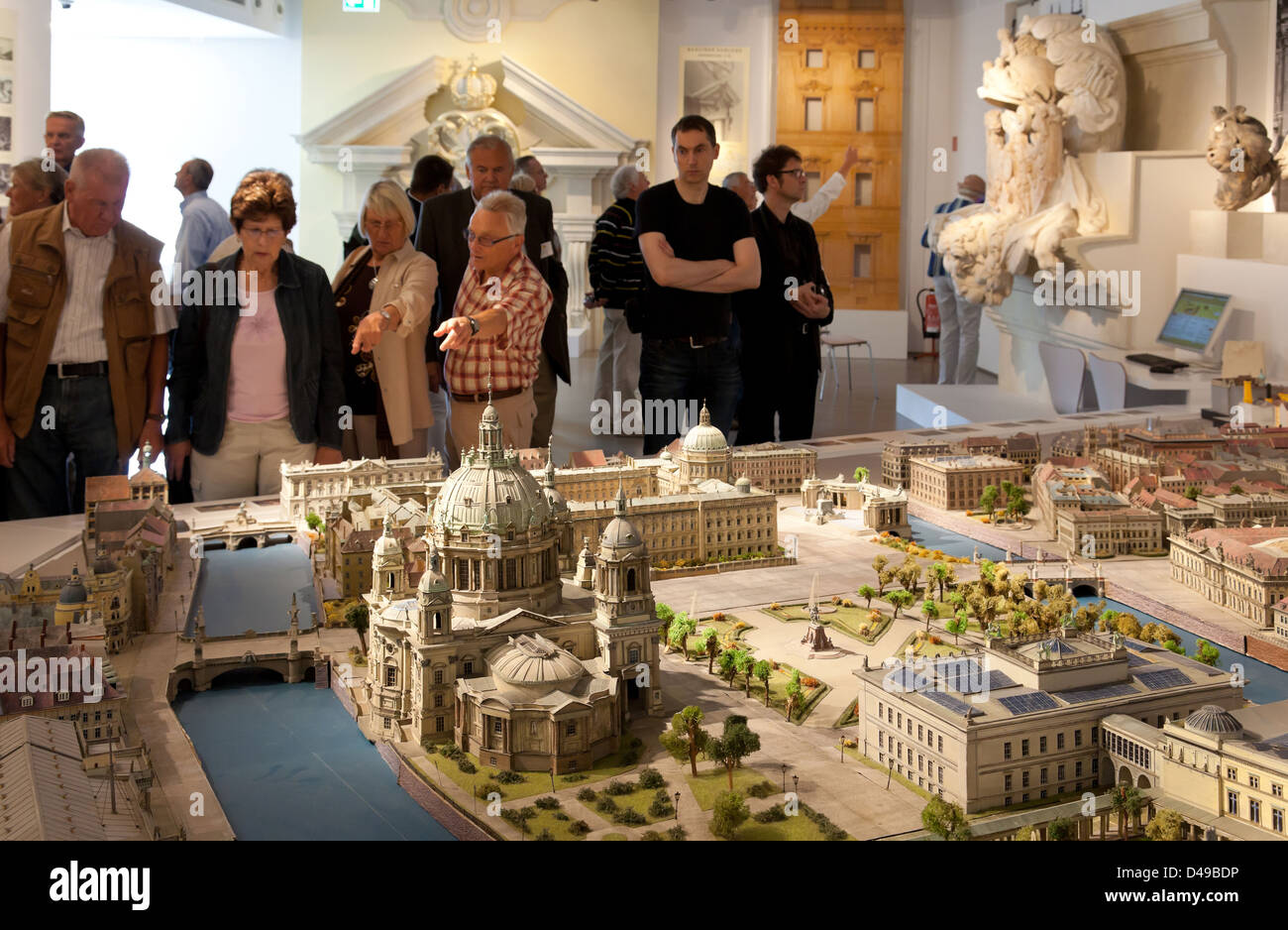 Berlino, Germania, modello della Cattedrale di Berlino nell'esposizione di Humboldt-Box per la ricostruzione del Stadtschloss Foto Stock