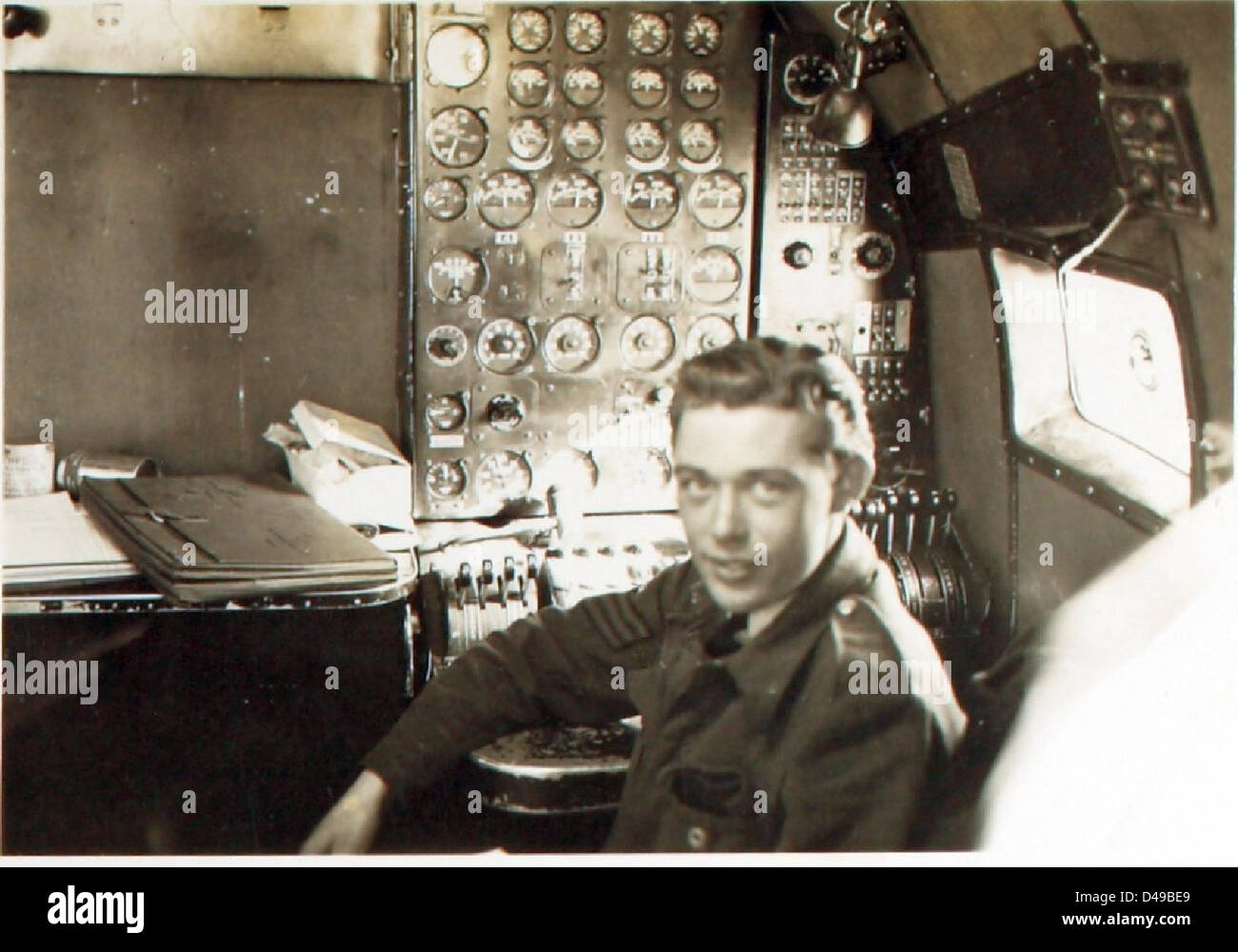 Il sergente Butterfill era un ingegnere di volo della Royal Air Force durante la seconda guerra mondiale, contribuendo a varie operazioni in Medio Oriente nel febbraio 1945. Il suo servizio rifletteva il ruolo essenziale del personale della RAF durante le operazioni di guerra. Foto Stock Il sergente Butterfill era un ingegnere di volo della Royal Air Force durante la seconda guerra mondiale, contribuendo a varie operazioni in Medio Oriente nel febbraio 1945. Il suo servizio rifletteva il ruolo essenziale del personale della RAF durante le operazioni di guerra. Foto Stock