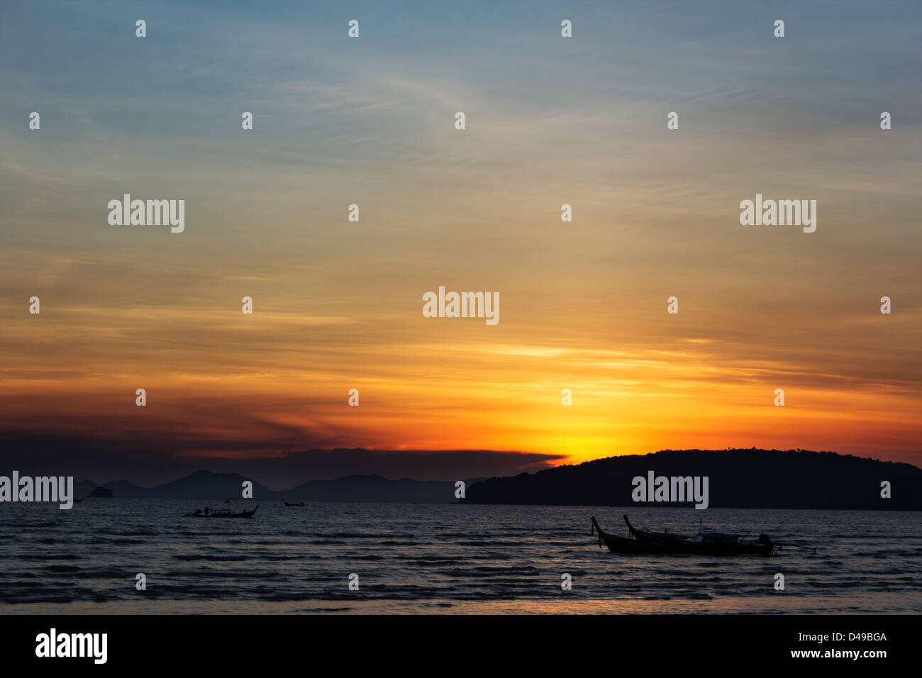 Tramonto al mare delle Andamane, Krabi, Thailandia Foto Stock