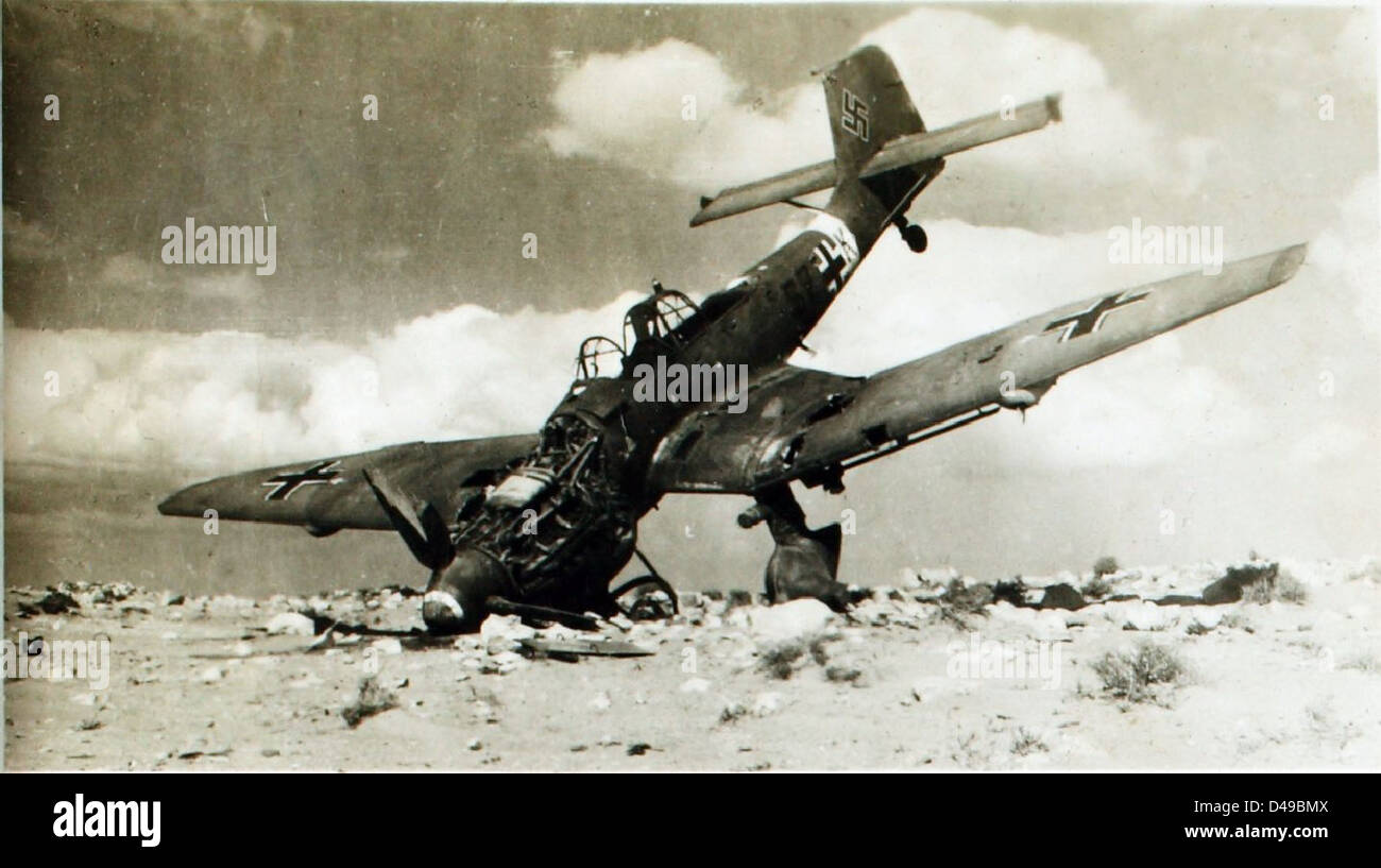 Lo Junkers Ju-87 Stuka era un bombardiere in picchiata tedesco utilizzato durante la seconda guerra mondiale, particolarmente noto per il suo utilizzo da parte della Luftwaffe. Le sue caratteristiche sirene e i bombardamenti di precisione lo hanno reso un'arma chiave durante le prime campagne della seconda guerra mondiale, tra cui la battaglia di Francia e la campagna del Nord Africa. Foto Stock Lo Junkers Ju-87 Stuka era un bombardiere in picchiata tedesco utilizzato durante la seconda guerra mondiale, particolarmente noto per il suo utilizzo da parte della Luftwaffe. Le sue caratteristiche sirene e i bombardamenti di precisione lo hanno reso un'arma chiave durante le prime campagne della seconda guerra mondiale, tra cui la battaglia di Francia e la campagna del Nord Africa. Foto Stock