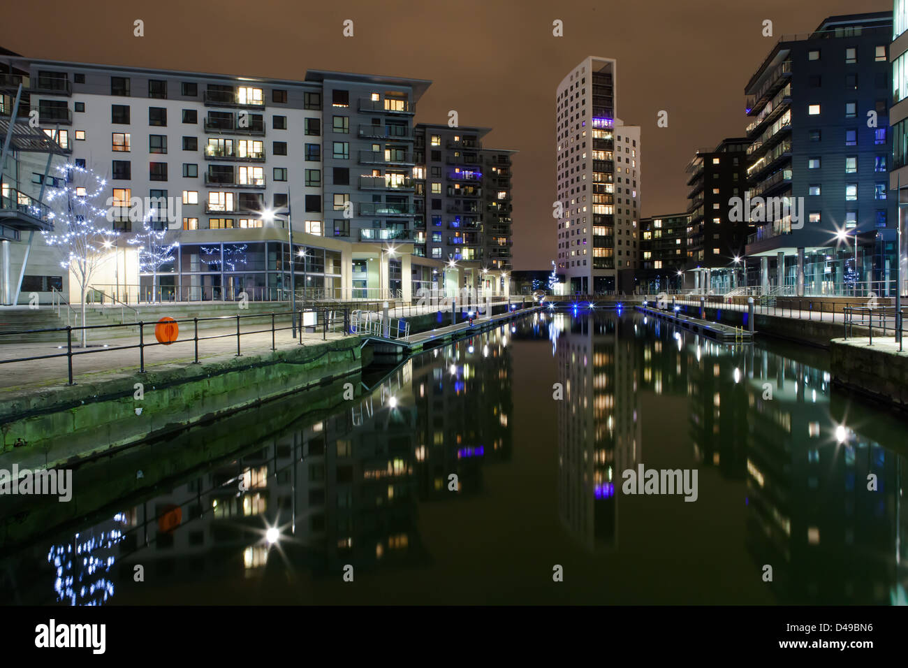 Clarence Dock Leeds di notte con riflessi nell'acqua. Foto Stock