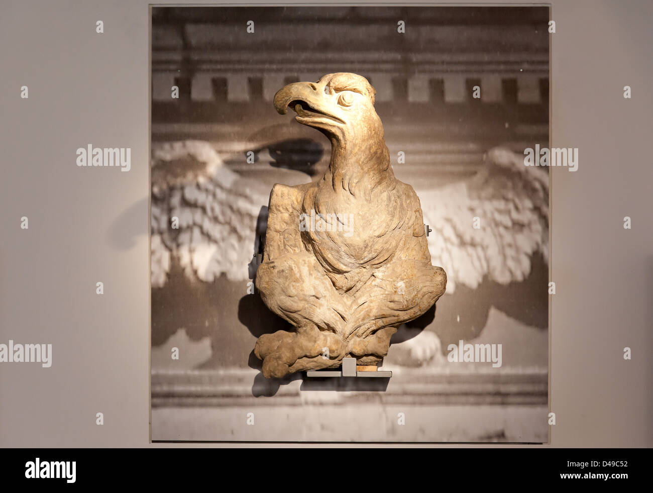 Berlino, Germania, un frammento storico eagle figura sul palazzo di città, che è stata mostrata sul cornicione Foto Stock