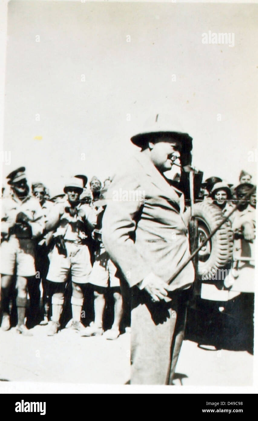 L'immagine si riferisce all'esperienza di Edwin Newman in Medio Oriente con la RAF, riflettendo momenti con Winston Churchill durante il suo periodo in Iraq. Un momento classico di un periodo cruciale della storia. Foto Stock L'immagine si riferisce all'esperienza di Edwin Newman in Medio Oriente con la RAF, riflettendo momenti con Winston Churchill durante il suo periodo in Iraq. Un momento classico di un periodo cruciale della storia. Foto Stock