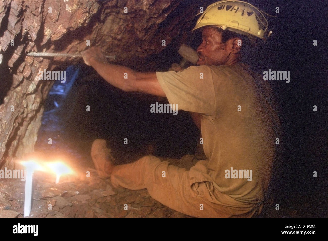 Barberton, Sud Africa, un uomo che lavora nella sua bitte Foto Stock Barberton, Sud Africa, un uomo che lavora nella sua bitte Foto Stock