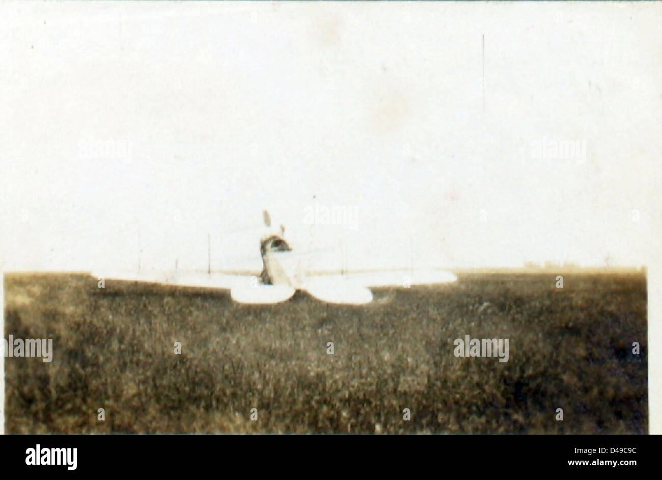 Questa fotografia di Edwin Newman cattura un momento a Leys Down, situato in Medio Oriente, che mostra il personale e le operazioni della Royal Air Force nella regione durante la seconda guerra mondiale Foto Stock Questa fotografia di Edwin Newman cattura un momento a Leys Down, situato in Medio Oriente, che mostra il personale e le operazioni della Royal Air Force nella regione durante la seconda guerra mondiale Foto Stock
