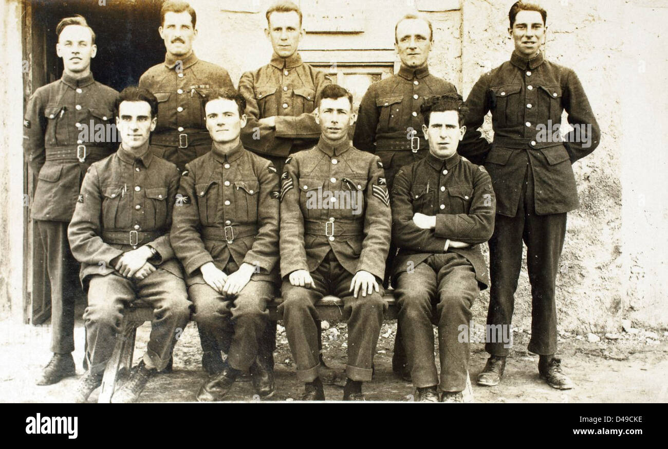 Questa fotografia mostra il sergente Alf Mansbridge e lo staff di Wireless Telegraphy in Medio Oriente durante il loro servizio con la Royal Air Force (RAF). I loro ruoli sono stati critici per le operazioni di comunicazione e intelligence a sostegno delle missioni della RAF durante la seconda guerra mondiale in Medio Oriente. Foto Stock Questa fotografia mostra il sergente Alf Mansbridge e lo staff di Wireless Telegraphy in Medio Oriente durante il loro servizio con la Royal Air Force (RAF). I loro ruoli sono stati critici per le operazioni di comunicazione e intelligence a sostegno delle missioni della RAF durante la seconda guerra mondiale in Medio Oriente. Foto Stock