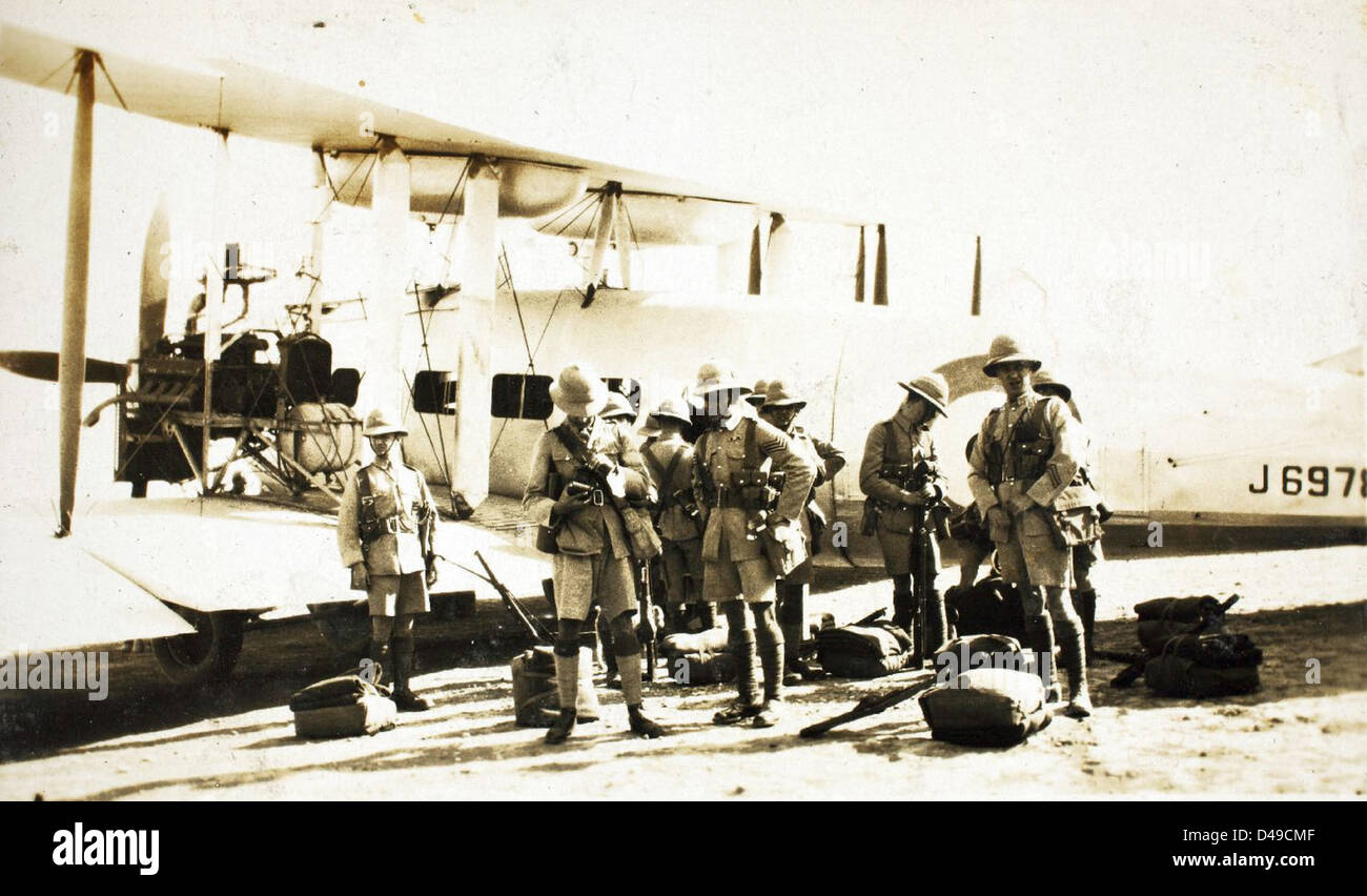 Gli aerei della Herts & Beds arrivarono per il servizio attivo durante il conflitto mediorientale, incluso il Vickers Vernon Mk. Io e i motori Rolls-Royce Eagle. Questi aerei furono utilizzati per missioni di aviazione militare dalla Royal Air Force in Medio Oriente durante la seconda guerra mondiale Foto Stock Gli aerei della Herts & Beds arrivarono per il servizio attivo durante il conflitto mediorientale, incluso il Vickers Vernon Mk. Io e i motori Rolls-Royce Eagle. Questi aerei furono utilizzati per missioni di aviazione militare dalla Royal Air Force in Medio Oriente durante la seconda guerra mondiale Foto Stock