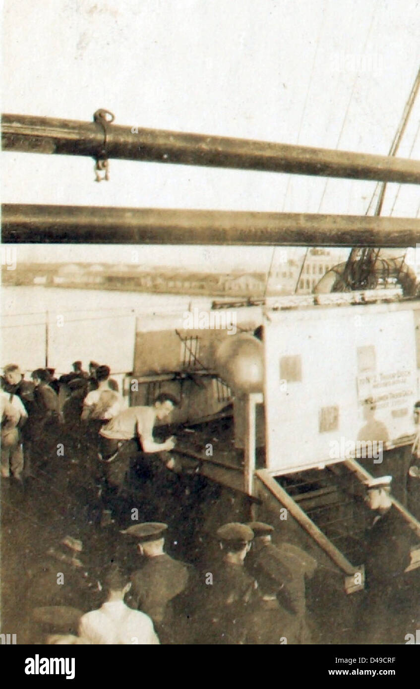 L'H.M.T. Glengorm Castle era una nave da trasporto britannica utilizzata durante la seconda guerra mondiale, in servizio con la Royal Air Force e la Union Castle Line. Il pozzo di poppa fu utilizzato per il trasporto di truppe e merci durante le missioni in Medio Oriente. Foto Stock L'H.M.T. Glengorm Castle era una nave da trasporto britannica utilizzata durante la seconda guerra mondiale, in servizio con la Royal Air Force e la Union Castle Line. Il pozzo di poppa fu utilizzato per il trasporto di truppe e merci durante le missioni in Medio Oriente. Foto Stock