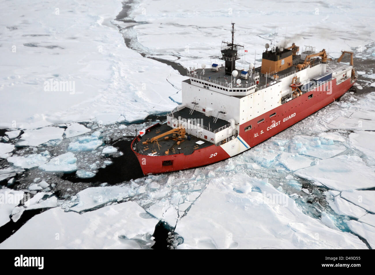 US Coast Guard Cutter Healy rompe il ghiaccio davanti alla Guardia Costiera canadese nave Louis S. St-Laurent 31 Agosto, 2009 nell'Artico. Le due navi sono prendendo parte a una pluriennale e multi-agenzia sondaggio Artico che contribuirà a definire il North American piattaforma continentale. Foto Stock