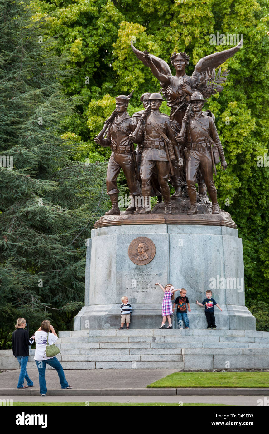 Due donne di fotografare i bambini che la guerra mondiale I memorial presso lo State Capitol, Olympia, Washington. Foto Stock