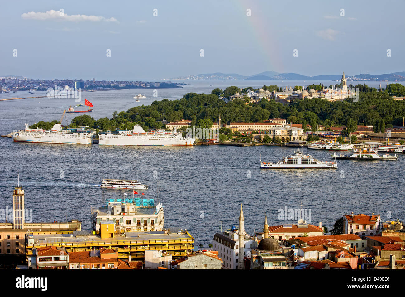 Città di istanbul cityscape, vista dal quartiere di Beyoglu sulla lo stretto del Bosforo e Palazzo Topkapi su una collina. Foto Stock