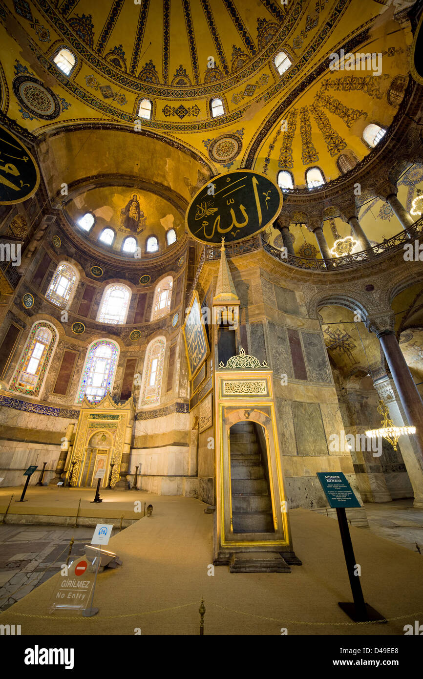 Mimbar e Mihrab nell'Hagia Sophia (turco: Ayasofya, Istanbul, Turchia. Foto Stock