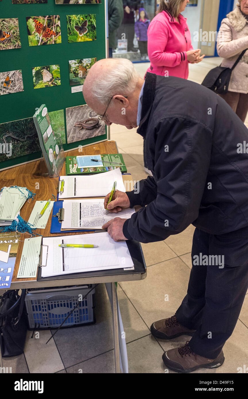 Centro commerciale di Eastgate, Basildon, Essex, Regno Unito. Il 9 marzo 2013. Un membro del pubblico di Basildon la firma di una petizione per protestare contro la costruzione di 750 nuove case su strada asciutta pascoli sito vergine. Un unico habitat per la flora e la fauna sarà perso al popolo di Basildon una volta che questo sviluppo va avanti. Fotografo: Gordon Scammell/Alamy Live News Foto Stock