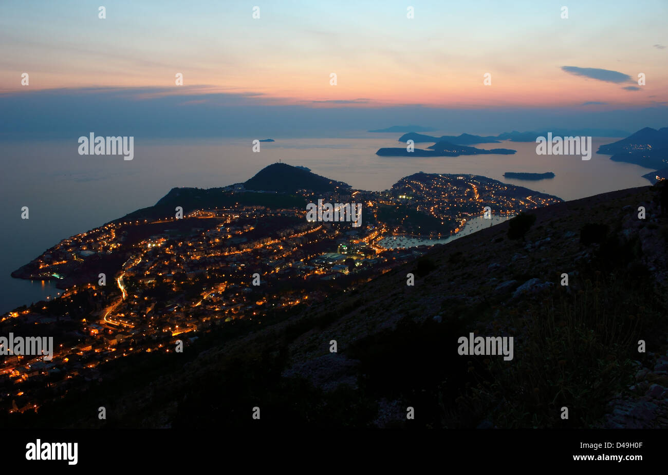 In tarda serata la vista verso Dubrovnik e la costa dalmata in Croazia. Foto Stock
