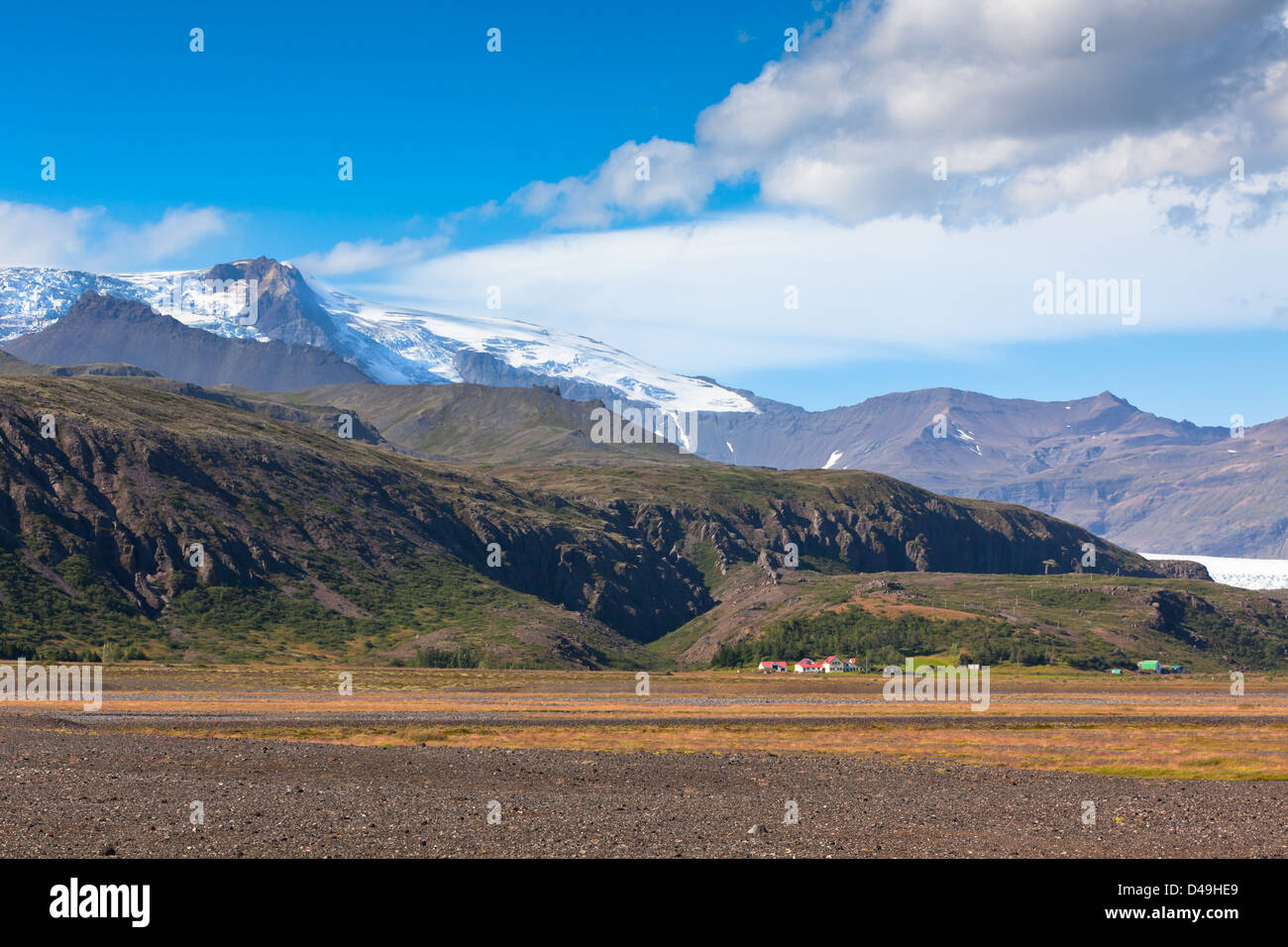 Sud islandese di paesaggio di montagna con ghiacciaio sotto un cielo di estate blu con le nuvole Foto Stock