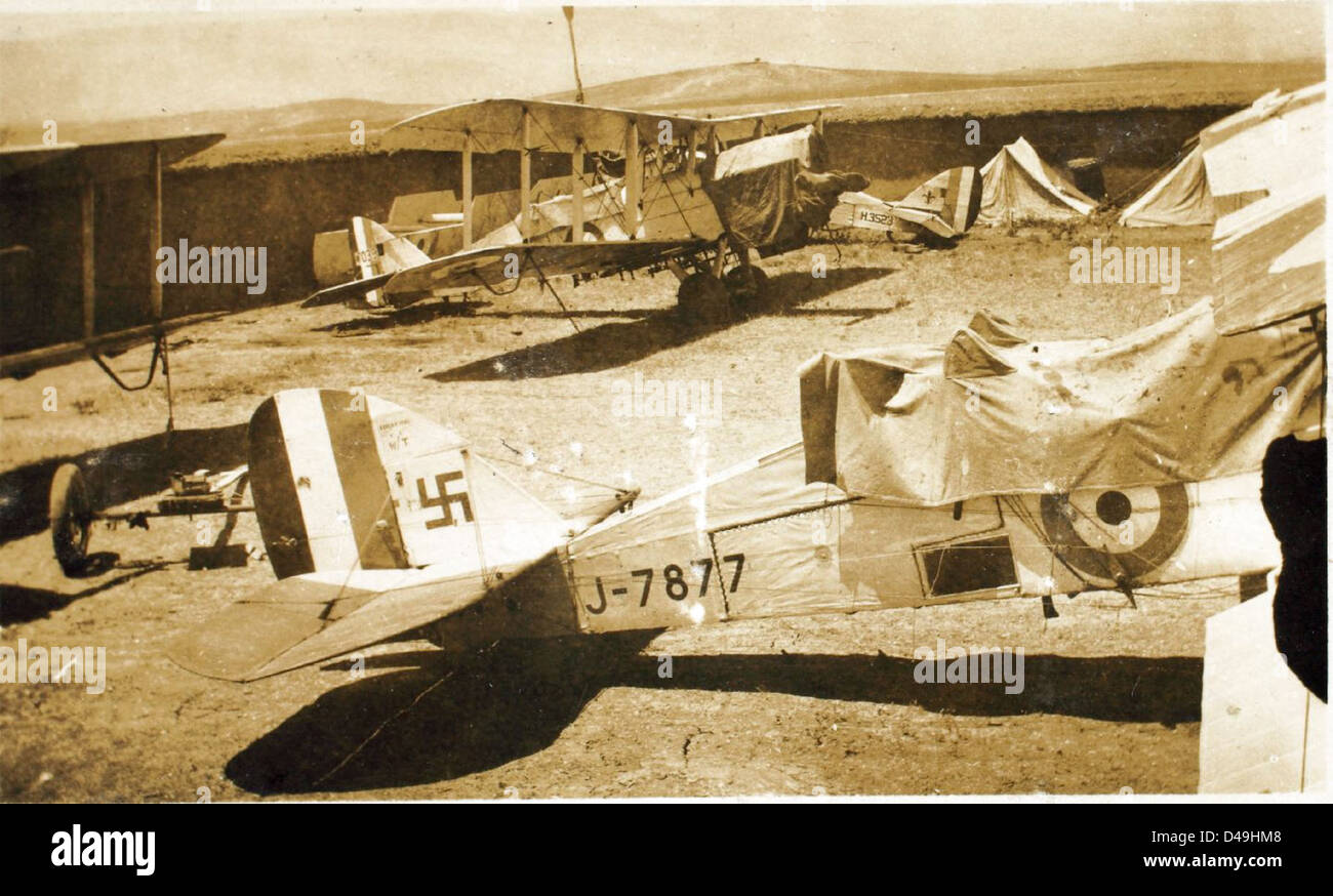 Il De Havilland DH.9A era un bombardiere leggero britannico utilizzato durante la seconda guerra mondiale, in particolare in Medio Oriente. È stato adattato dal DH.9 per migliorare la capacità di carico utile e le prestazioni del motore. L'aereo ha svolto un ruolo importante nelle missioni tattiche di bombardamento e ricognizione per la RAF. Foto Stock Il De Havilland DH.9A era un bombardiere leggero britannico utilizzato durante la seconda guerra mondiale, in particolare in Medio Oriente. È stato adattato dal DH.9 per migliorare la capacità di carico utile e le prestazioni del motore. L'aereo ha svolto un ruolo importante nelle missioni tattiche di bombardamento e ricognizione per la RAF. Foto Stock
