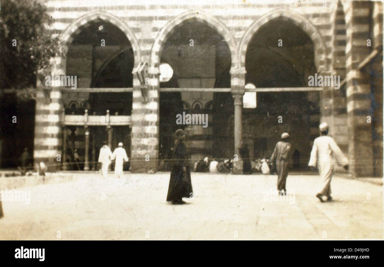Una moschea con cortile è uno stile architettonico di moschea caratterizzato da un cortile centrale aperto circondato da mura e spesso un portico. Queste moschee sono un aspetto importante dell'architettura islamica, offrendo uno spazio pacifico per la preghiera e la comunità. Foto Stock