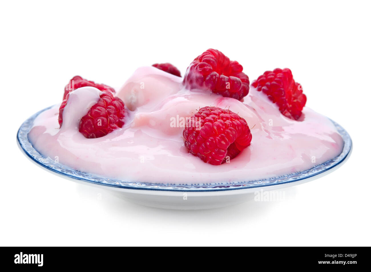Il lampone maturo e yogurt nella piastra Foto Stock