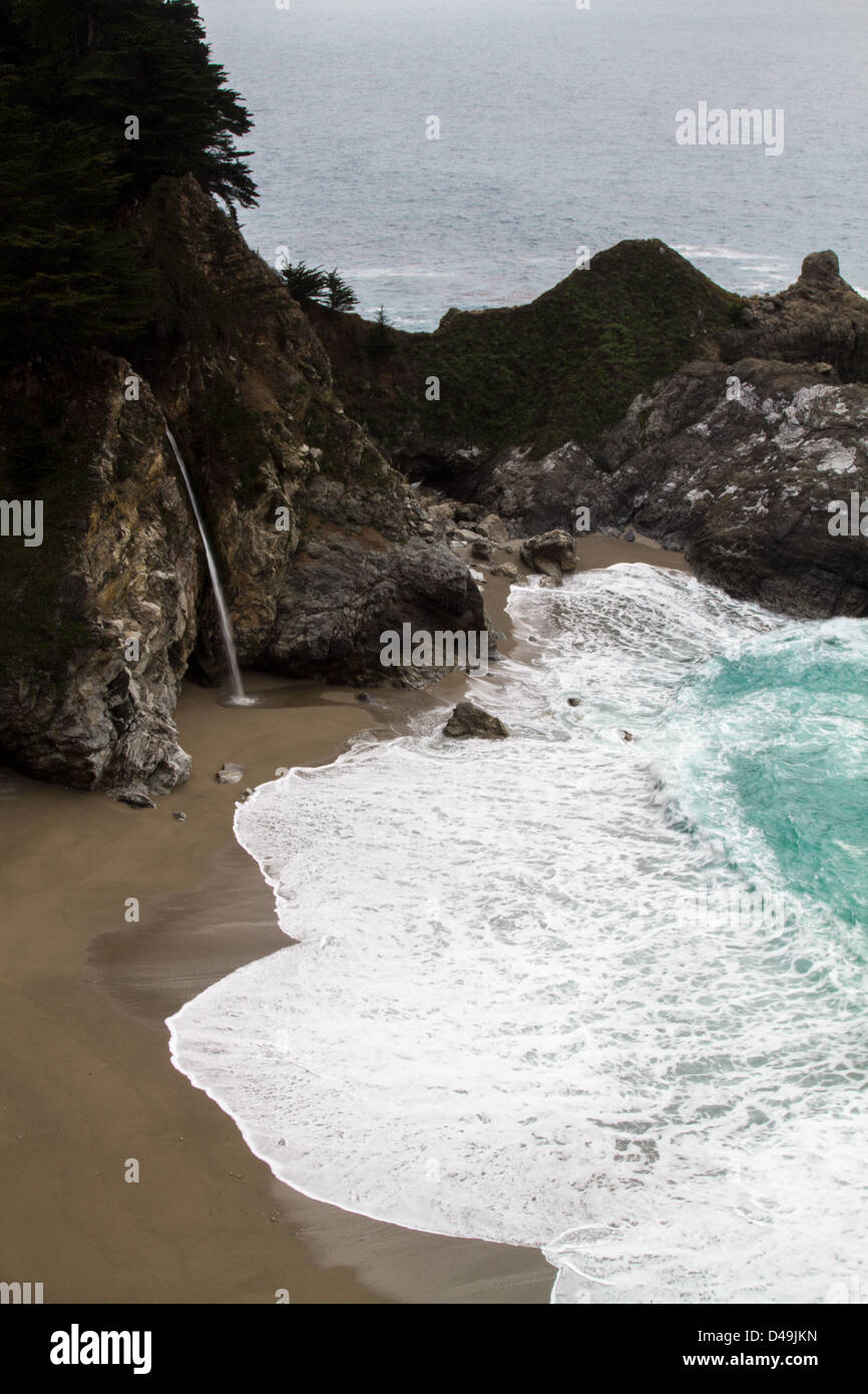 Esposizione lunga inquadratura della bella McWay cade e Spiaggia di Big Sur, California. Foto Stock